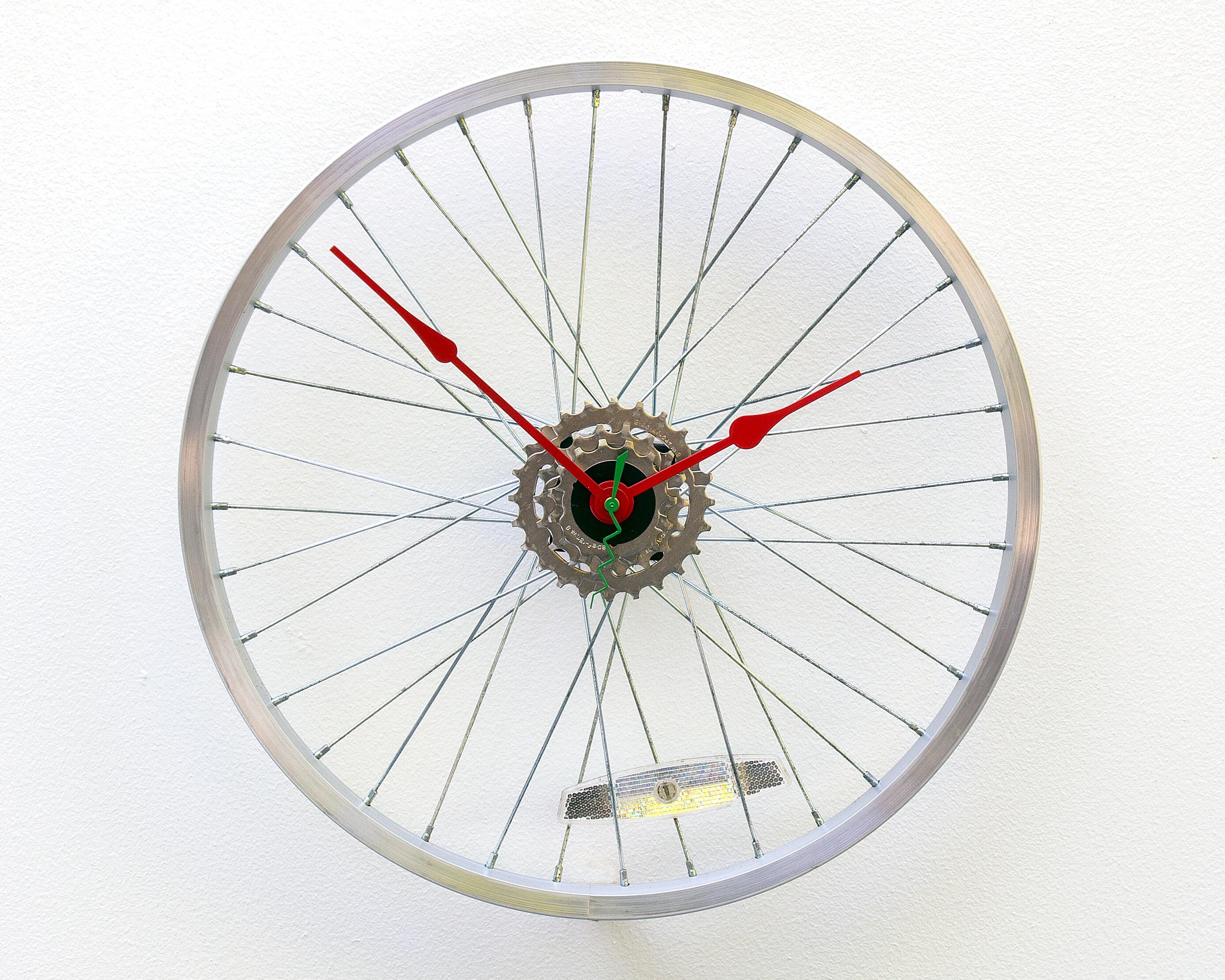 Eye-Catching Ingenious Bicycle Wheel Wall Clock